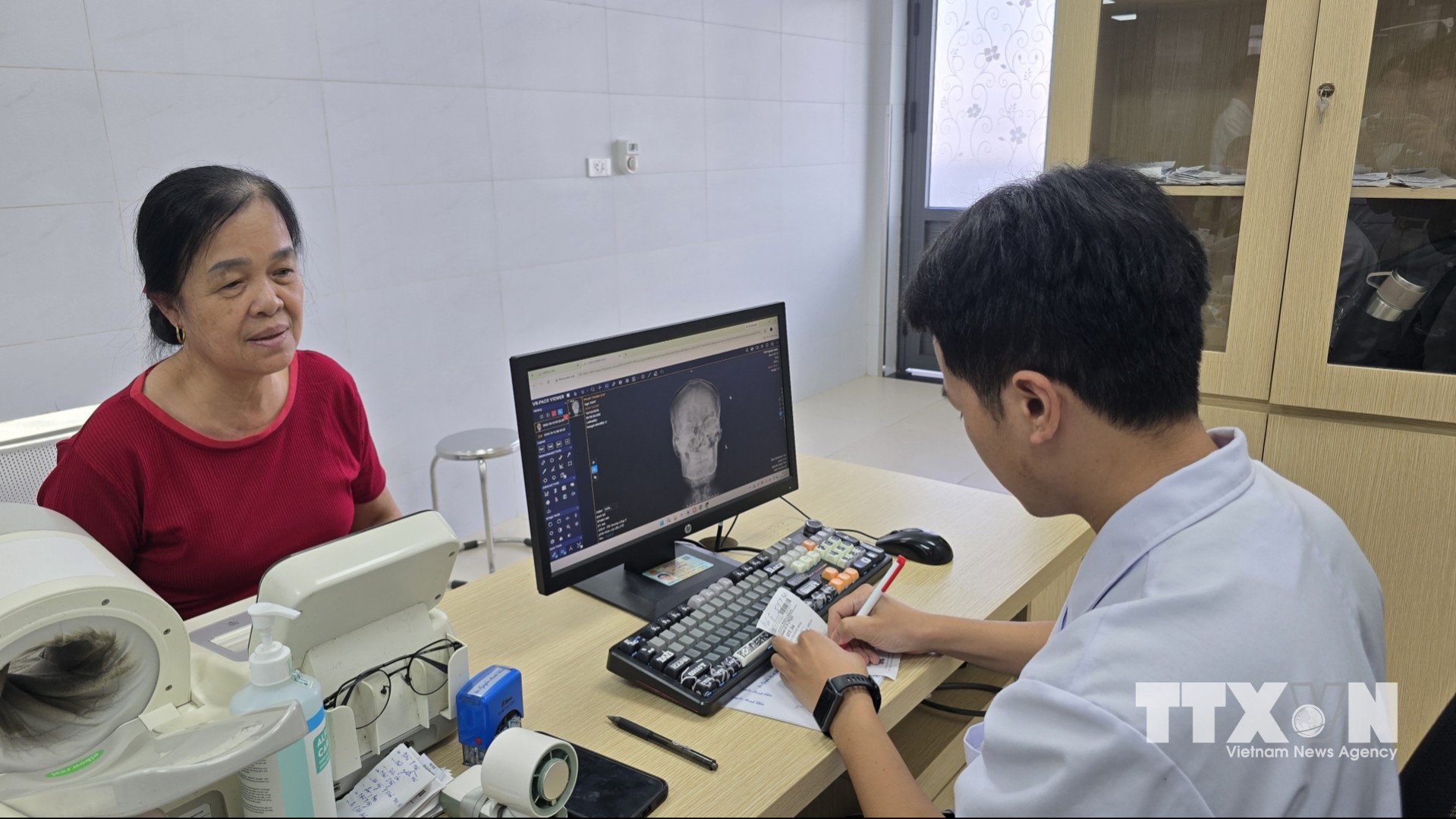 Thông qua hệ thống PACS lưu trữ và truyền tải hình ảnh không in phim, kết quả chụp chiếu được đọc trực tiếp trên máy tính hoặc ứng dụng di động. (Ảnh: Thanh Vân/TTXVN)